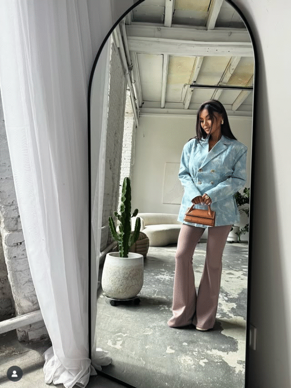 niebieska marynarka tie-dye dwurzędowa w stylizacji ONA BUTIK