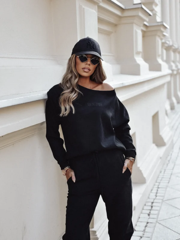 kobieta w czarnym dresie streetwear na ulicy – moda damska ONA BUTIK
