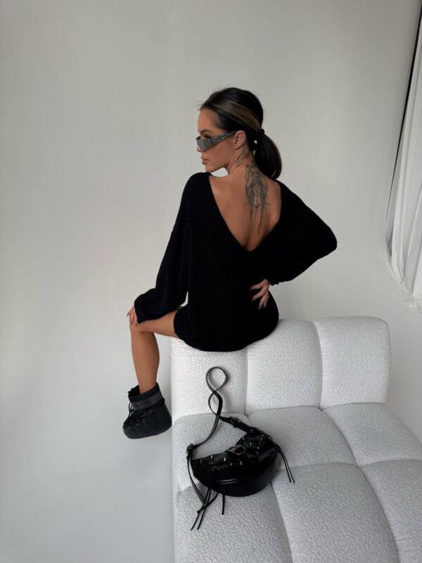 Czarny sweter oversize damski z odkrytymi plecami moda