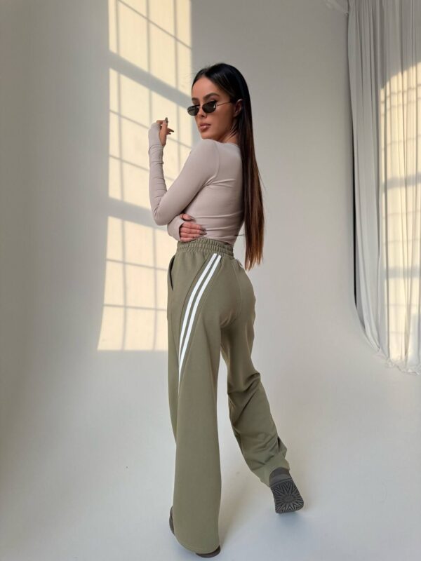 Damskie spodnie dresowe khaki z lampasem w stylu casual