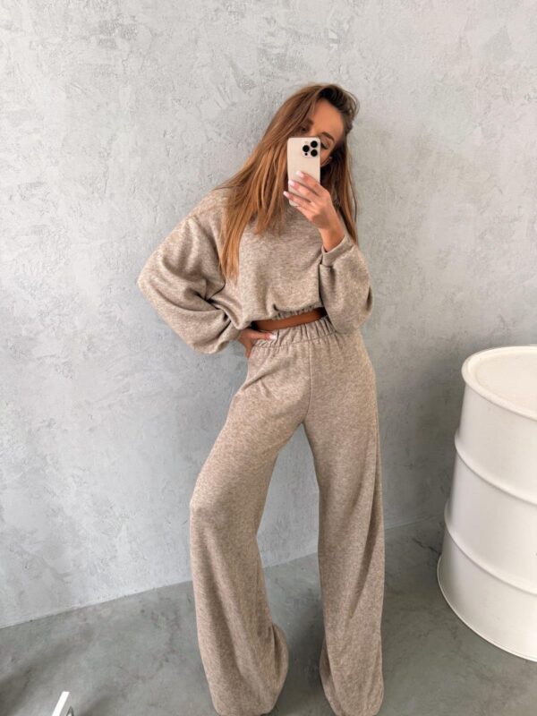 Beżowy komplet damski z bluzą i spodniami w stylu casual